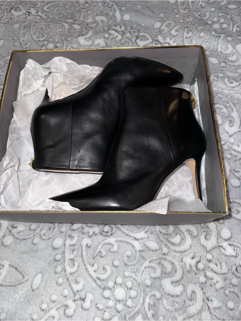 Louise et Cie Sonya Black Leather Pointed-Toe Booties Size 9